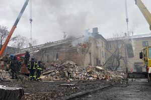В Новогродовке четыре человека остаются под завалами
