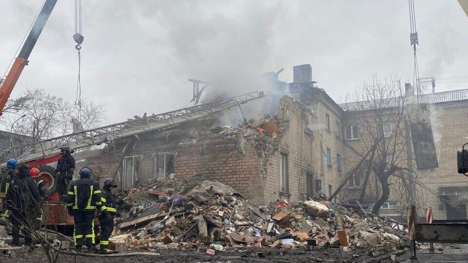 В Новогродовке четыре человека остаются под завалами