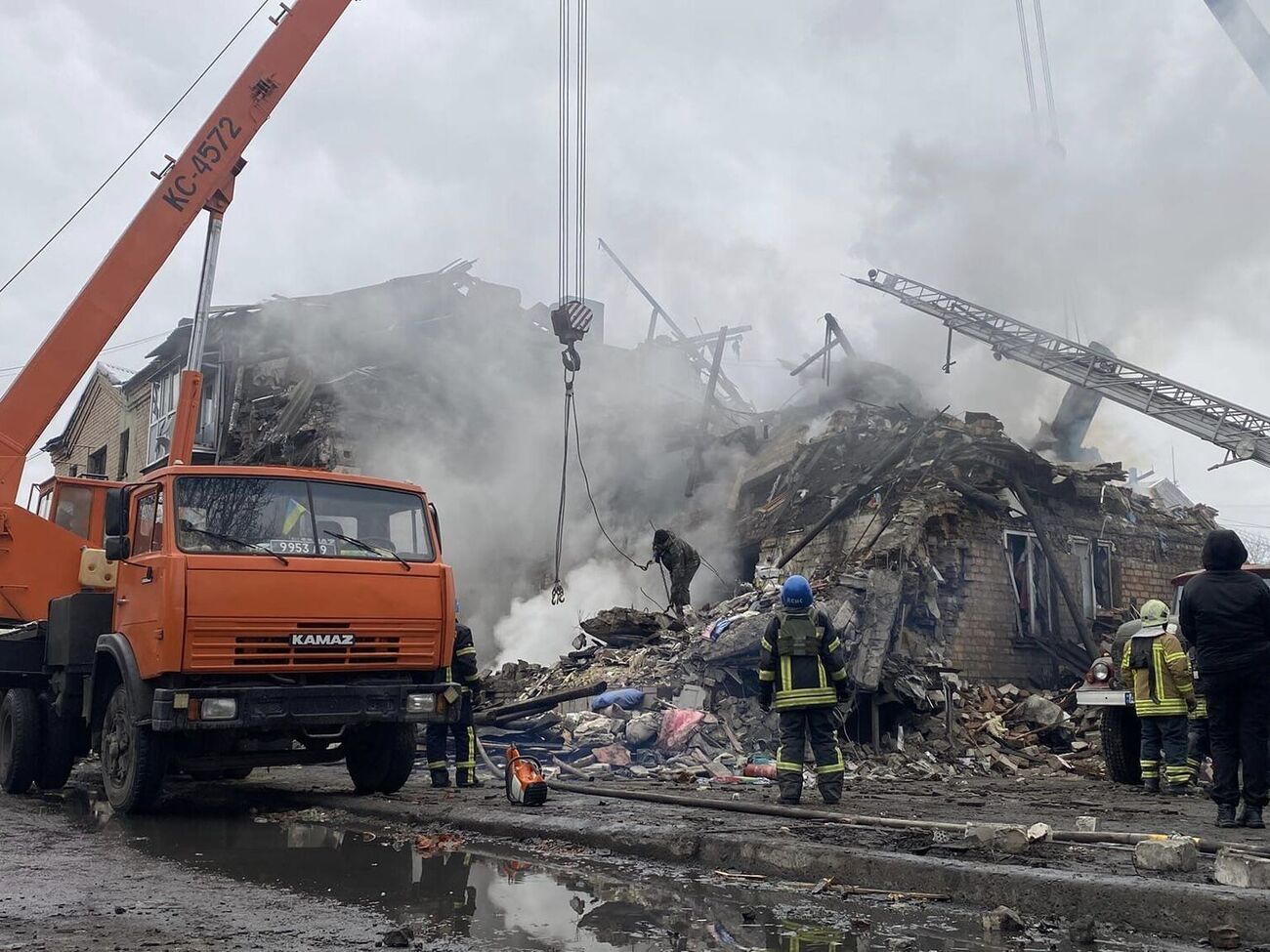 По данным главы ОВА, на данный момент спасатели разобрали 132 тонны строительных конструкций