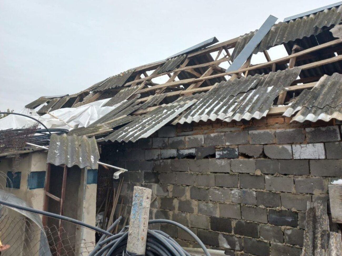 В результате обстрела повреждены около 10 жилых домов