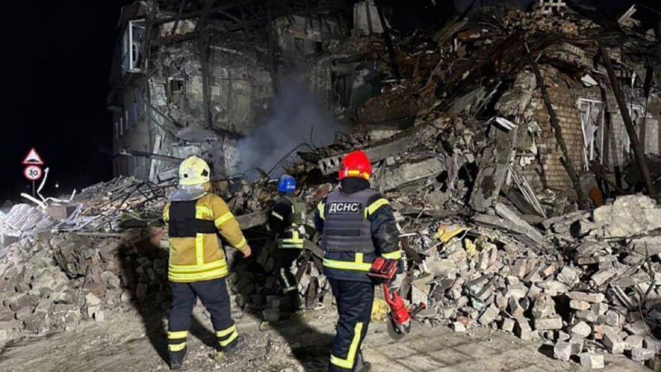 В Новогродовке российская ракета попала в многоэтажный дом