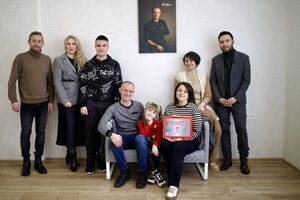 Жадан поздравил защитника Мариуполя, получившего квартиру от "Сердца Азовстали" Ахметова