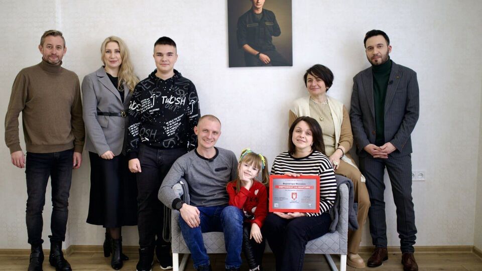 Жадан поздравил защитника Мариуполя, получившего квартиру от "Сердца Азовстали" Ахметова