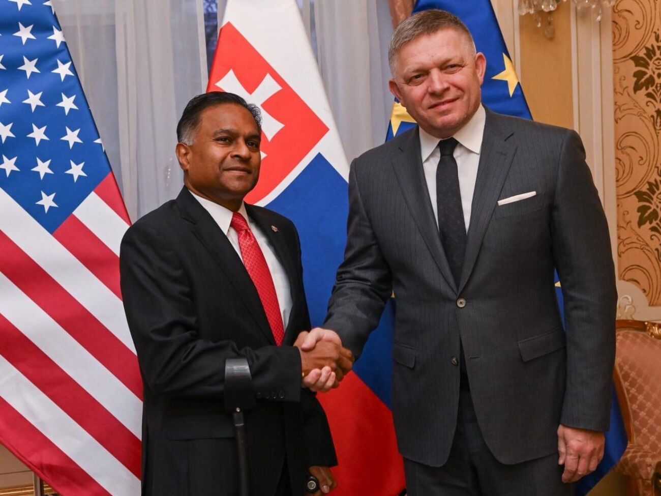 Фіцо (праворуч) провів зустріч із послом США у Словаччині