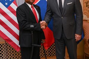 Фіцо (праворуч) провів зустріч із послом США у Словаччині