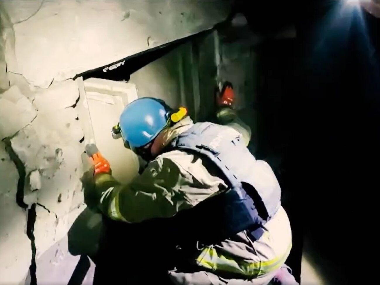 З-під завалів зруйнованих приватних будинків у Торецьку рятувальники дістали трьох сусідів, зазначили у ДСНС