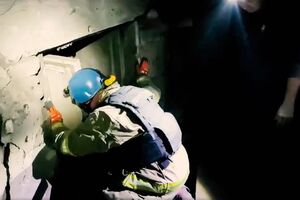 З-під завалів зруйнованих приватних будинків у Торецьку рятувальники дістали трьох сусідів, зазначили у ДСНС