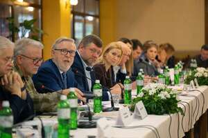 Во встрече в селе Турья Пасека 10–12 ноября приняли участие руководство парламента, председатели и представители депутатских фракций и групп Верховной Рады IX созыва