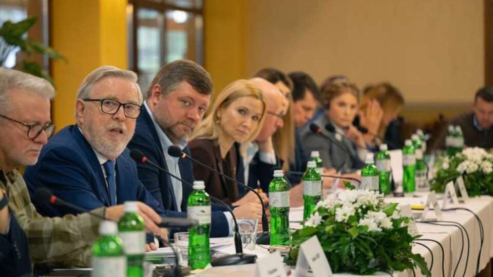 Во встрече в селе Турья Пасека 10–12 ноября приняли участие руководство парламента, председатели и представители депутатских фракций и групп Верховной Рады IX созыва