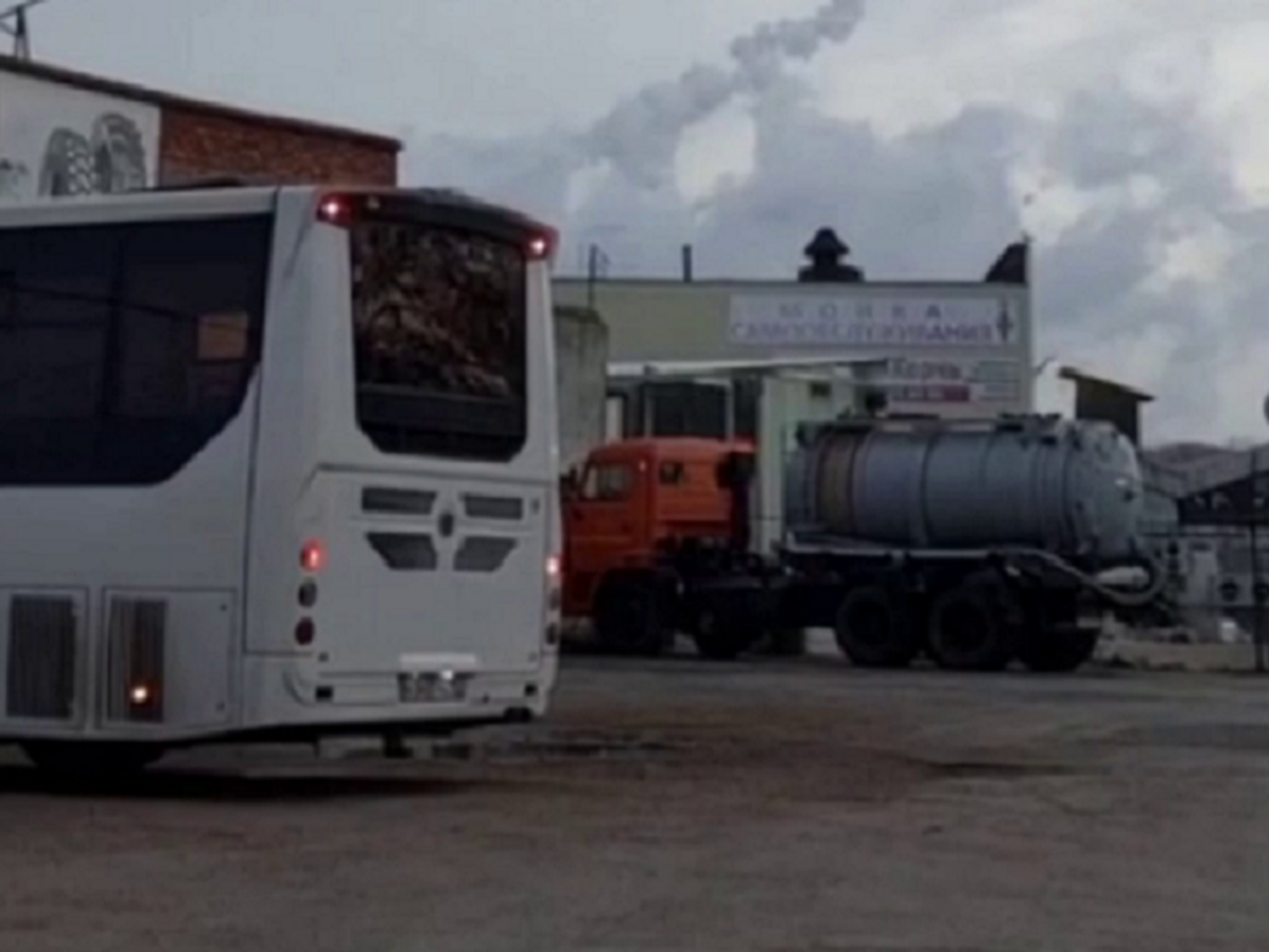 Місцеві пабліки повідомляють про дим і "швидкі" поблизу Керчі