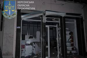 Окупанти влучили поблизу продуктового магазину в Херсоні, зазначили в ОВА