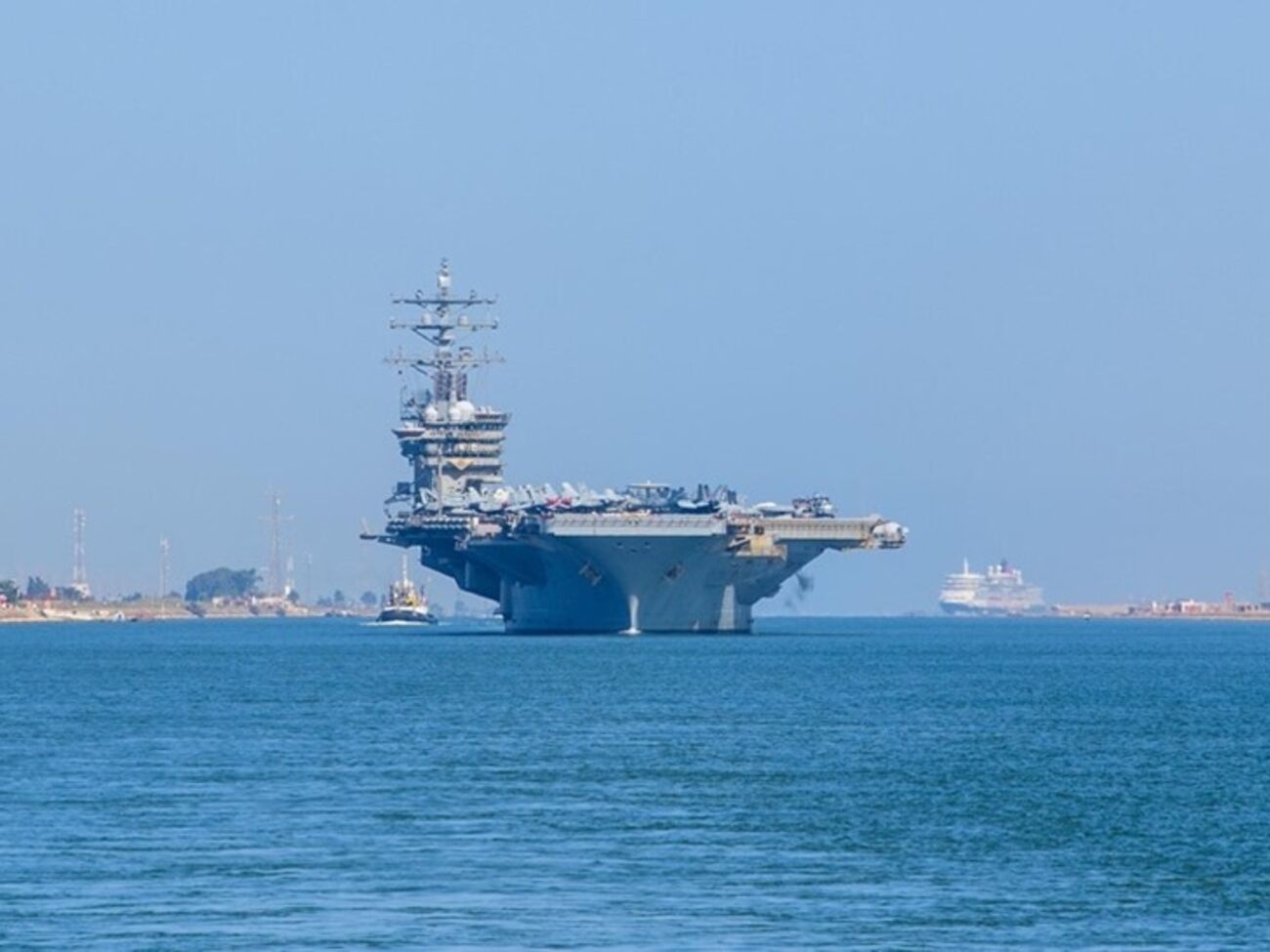 Авианосец сопровождают еще три боевых корабля ВМС США