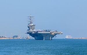 Авианосец сопровождают еще три боевых корабля ВМС США