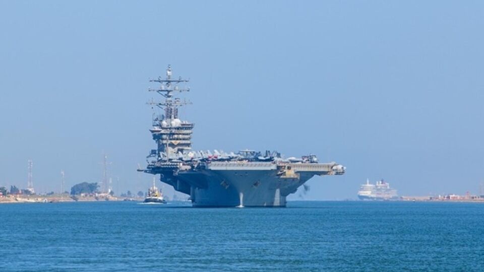 Авіаносець супроводжує ще три бойові кораблі ВМС США