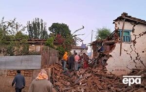 Рятувальникам складно діставатися до завалів