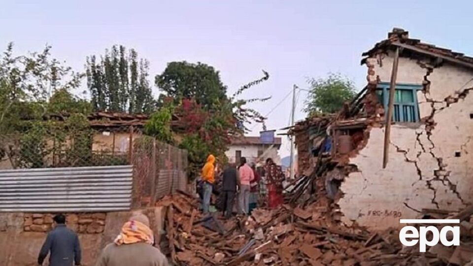 Рятувальникам складно діставатися до завалів