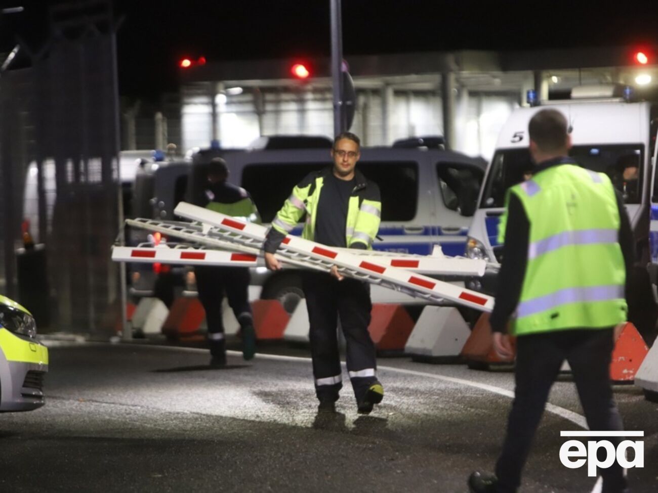 Мужчина протаранил шлагбаум на северных воротах аэропорта