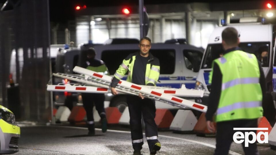 Мужчина протаранил шлагбаум на северных воротах аэропорта