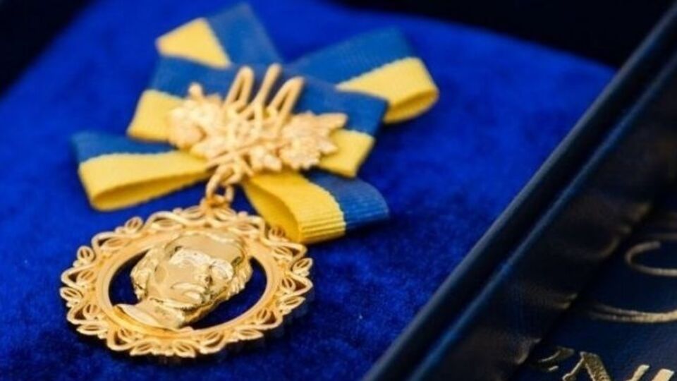 Решение о предоставлении премии принимает президент Украины