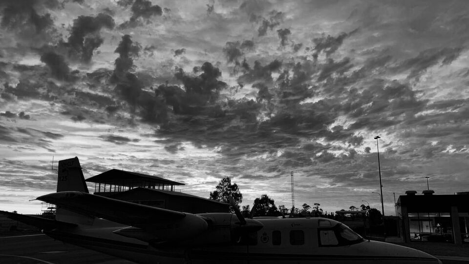 На борту самолета находились три человека