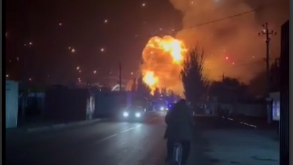 Місцеві жителі зняли момент вибуху на складі боєприпасів росіян у Сєдовому