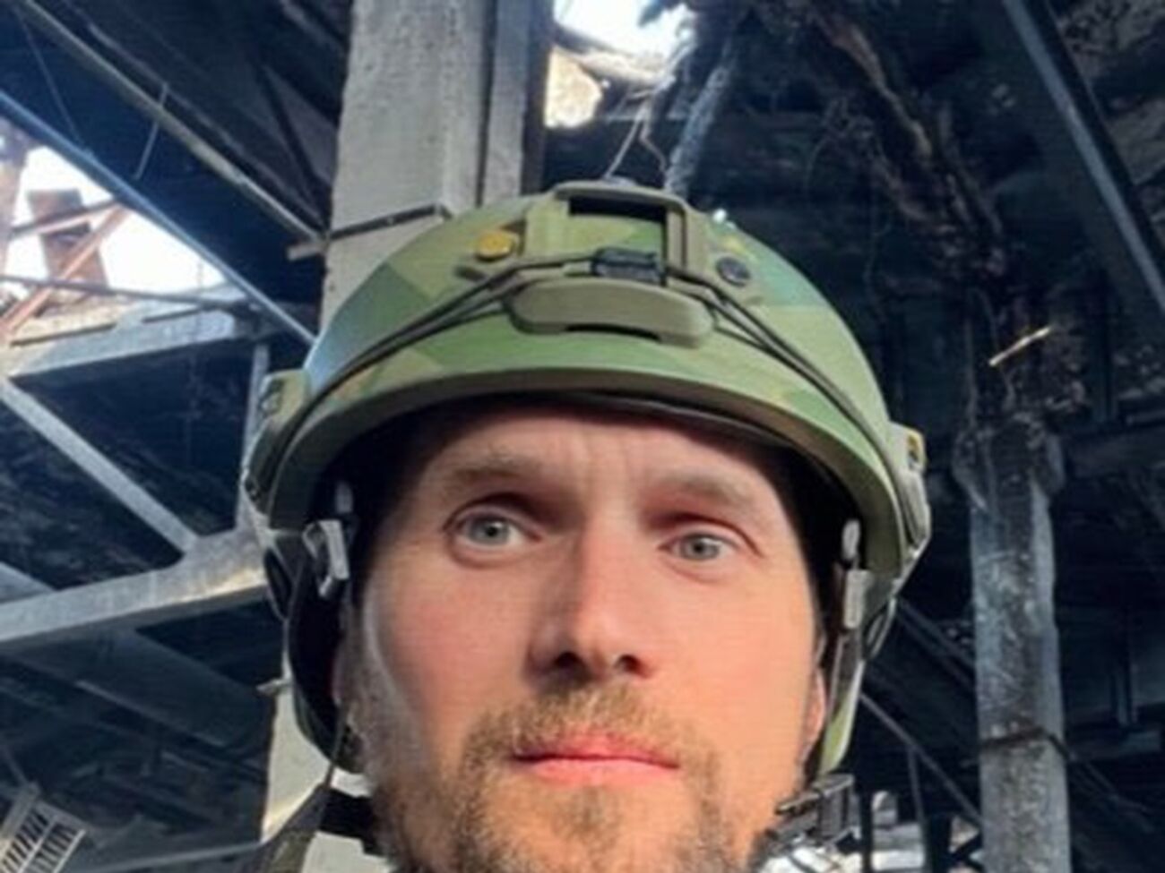 Награждение военнослужащих 128-й бригады провели в 40 км от фронта. Там важная трасса сообщения, поэтому село находится в зоне внимания аэроразведки врага