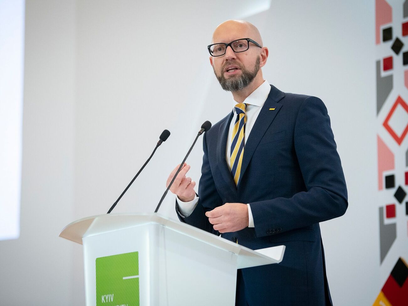 Яценюк: Путин все делал по блицкригу – и проиграл, но ему удалось то, чего я не ожидал: сменить блицкриг на затяжную войну и продать это своему одурманенному населению