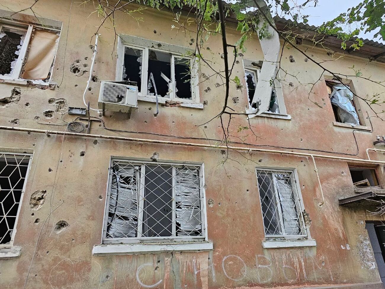 В результате вражеской атаки пострадали три человека