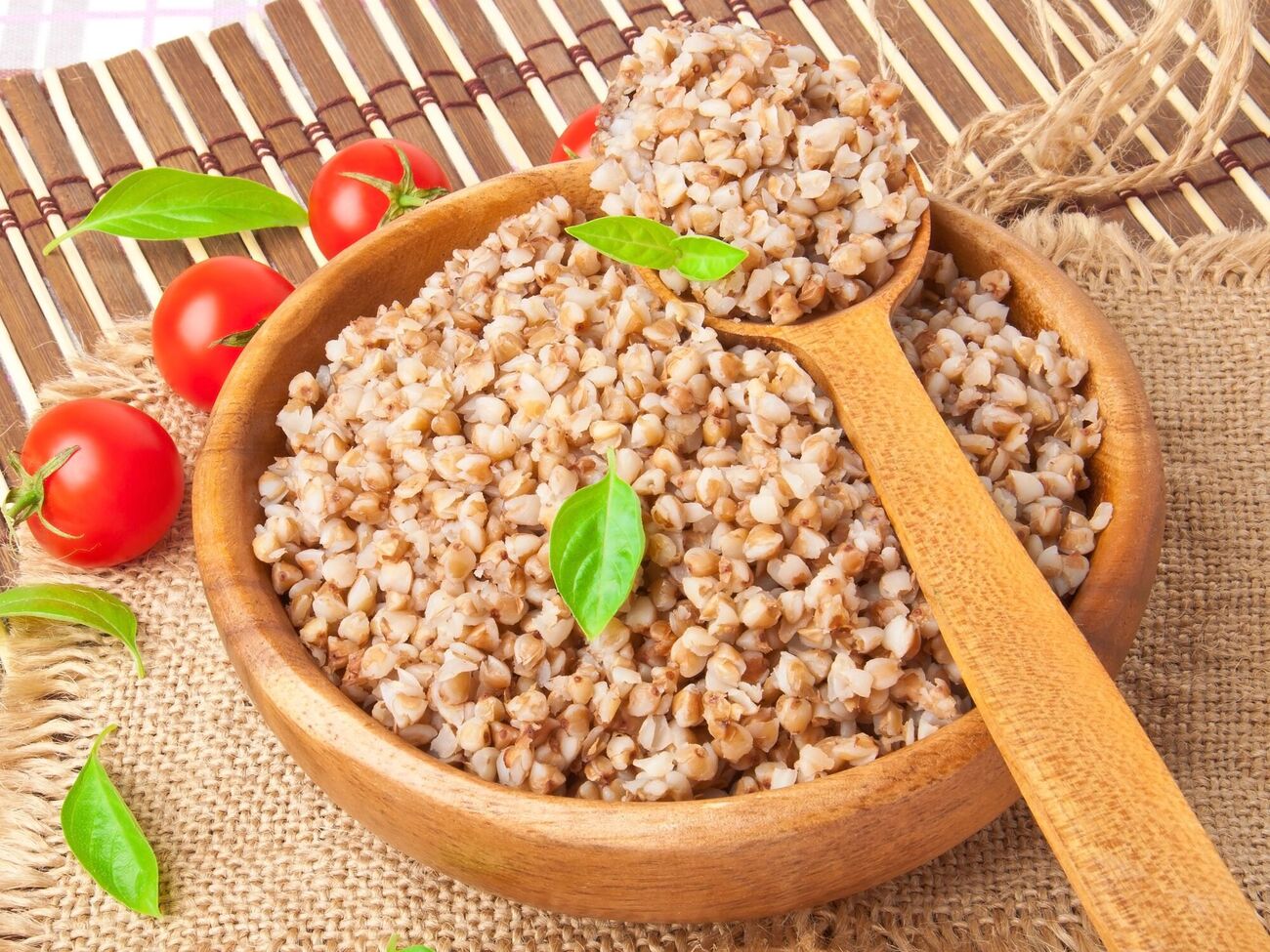 Во время приготовления на одну часть гречки нужно добавлять 2,5 части воды