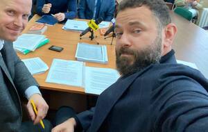 Дубінський (на фото справа) вважає, що його переслідують за критику