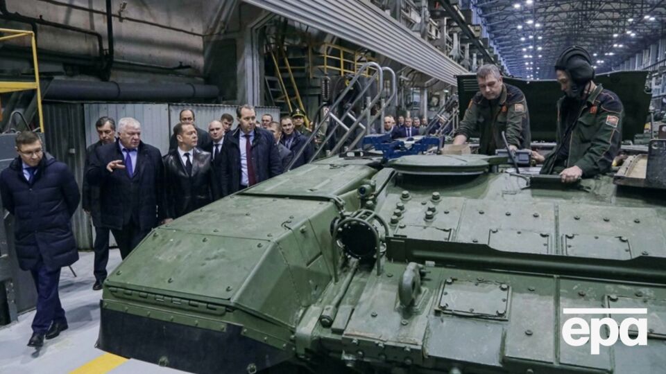 Россия тратит много денег на войну, в стране растет инфляция и перегревается экономика, считают в британской разведке