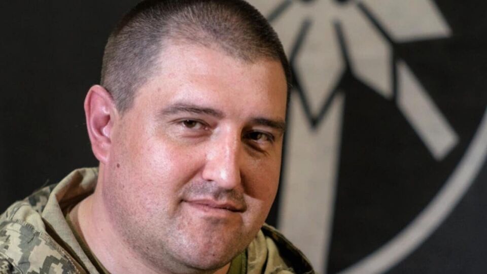 За даними ЗМІ, комбриг прибув буквально за дві хвилини після прильоту
