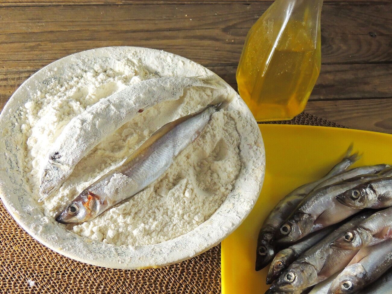 Готовую рыбу выложите на бумажное полотенце, чтобы впитался лишний жир