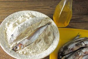 Готовую рыбу выложите на бумажное полотенце, чтобы впитался лишний жир