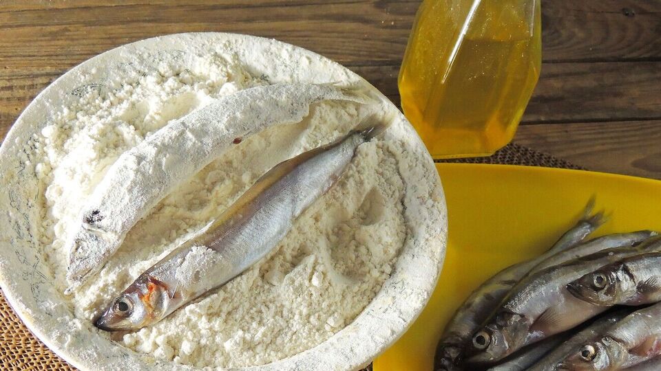 Готовую рыбу выложите на бумажное полотенце, чтобы впитался лишний жир