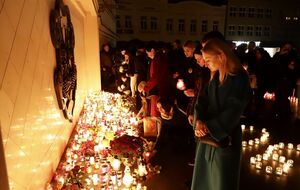 Люди приносили квіти й лампадки