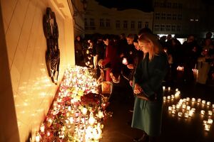 Люди приносили квіти й лампадки