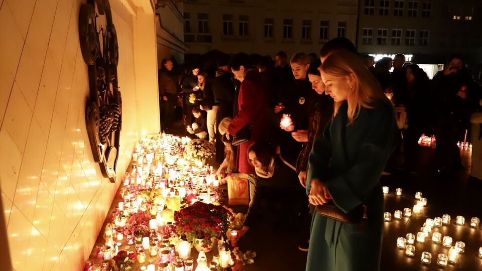 Люди приносили цветы и лампадки