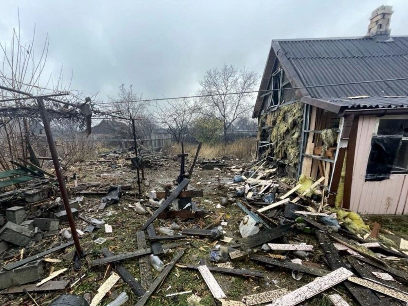 Оккупанты продолжают разрушать дома и гражданскую инфраструктуру