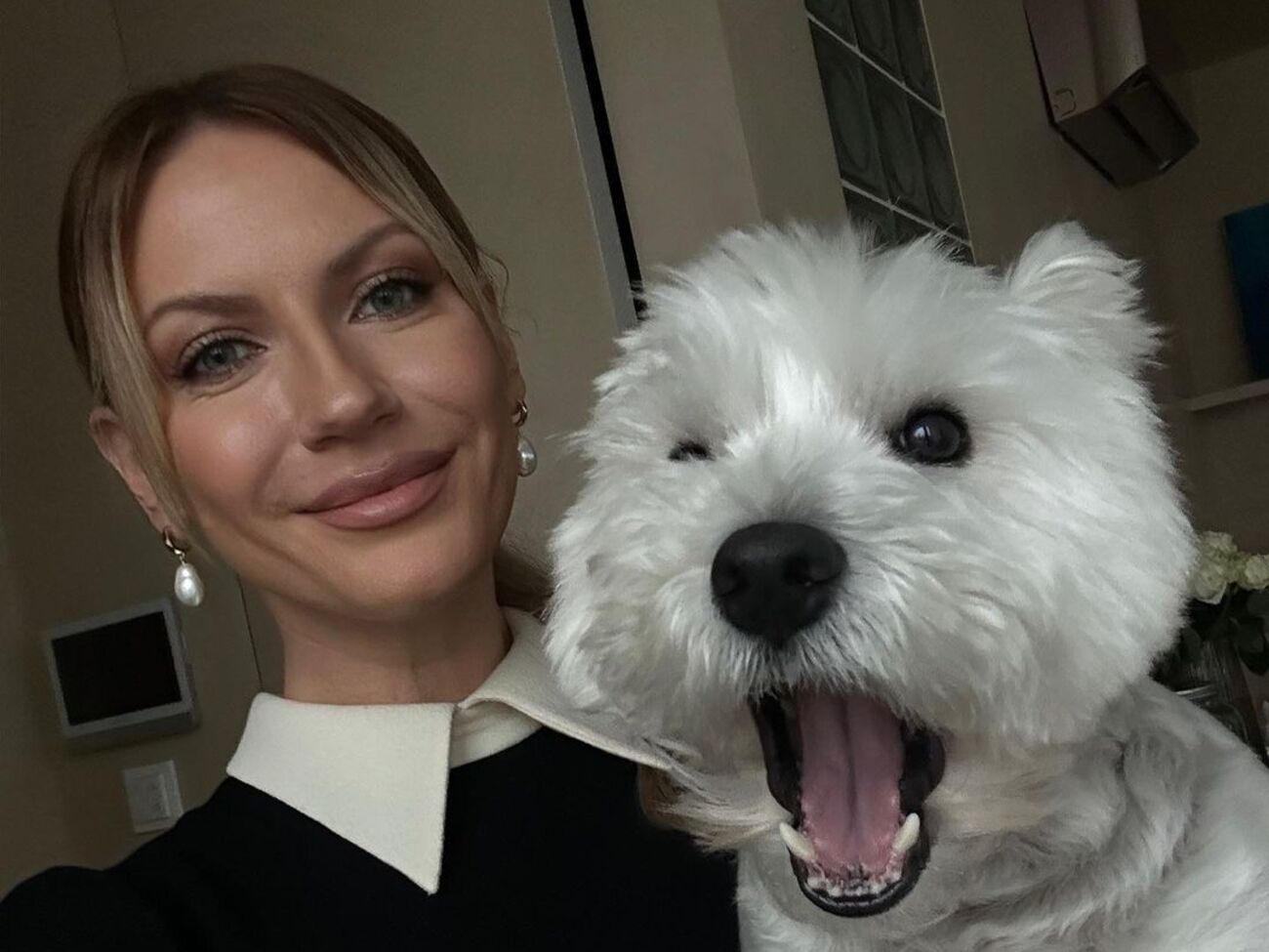 Никитюк выбрала черное платье с белым воротником