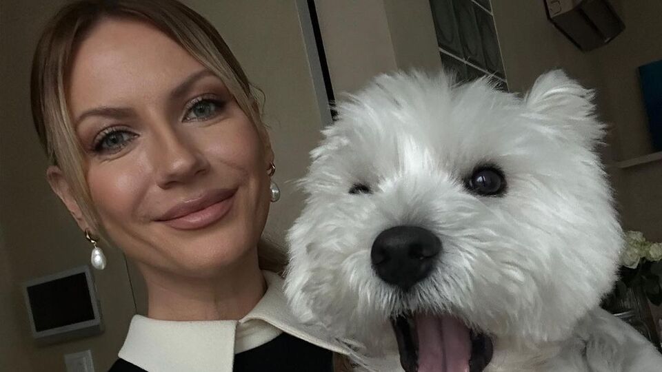 Никитюк выбрала черное платье с белым воротником