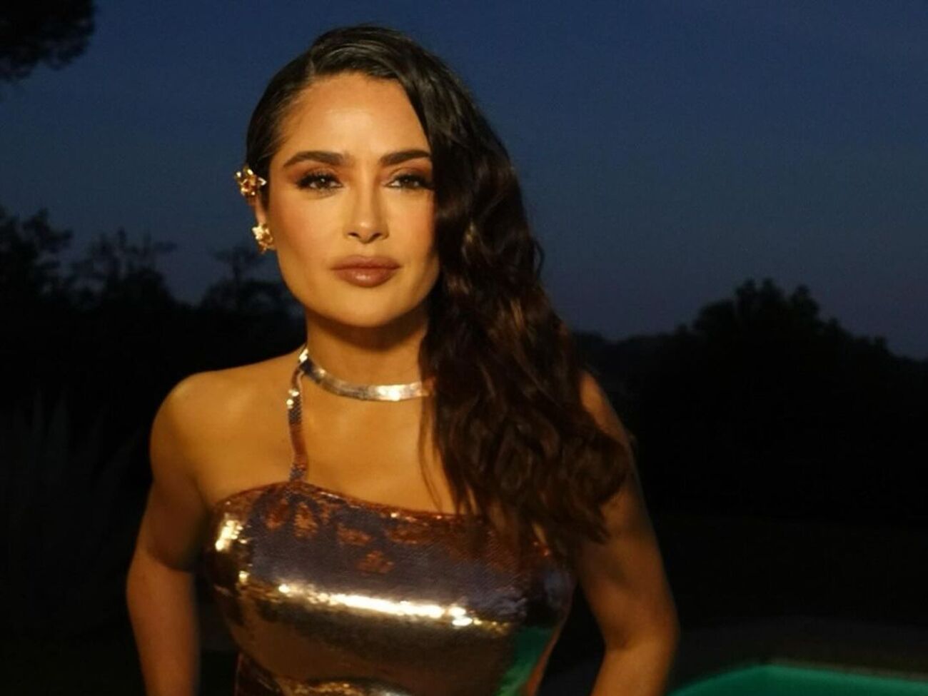 Хайек вышла в свет в блестящем платье