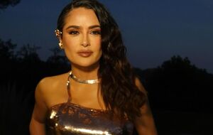 Хайек вышла в свет в блестящем платье