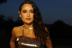 Гаєк вийшла на люди у блискучій сукні