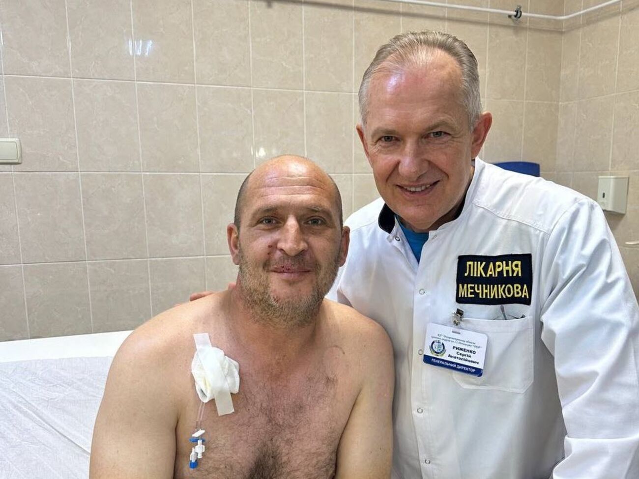 Дмитрию под Бахмутом миной оторвало ногу, но его оптимизм зашкаливает. Хочет играть в футбол и шутит: хорошо, что выше не задело, жена бы расстроилась