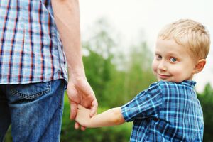 Кабмін ухвалив постанову, яка дасть змогу батькам у "Дії" оформляти тимчасовий дозвіл на виїзд дитини, якій не виповнилося 16 років