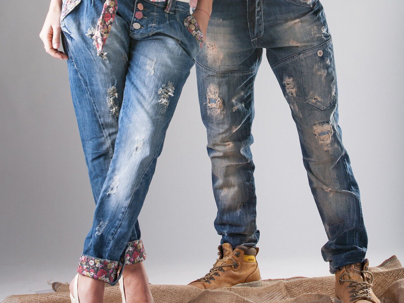 Джинси широкого крою зрілим жінкам найкраще поєднувати з приталеними топами або светрами, які доходять до пояса штанів