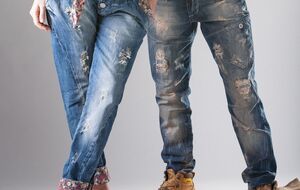 Джинсы широкого кроя зрелым женщинам лучше всего сочетать с приталенными топами или свитерами, доходящими до пояса брюк