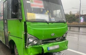 Водії маршруток не визначили, хто має проїжджати першим