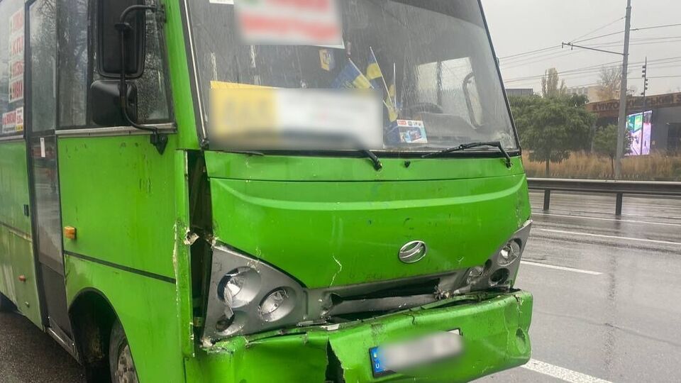 Водії маршруток не визначили, хто має проїжджати першим